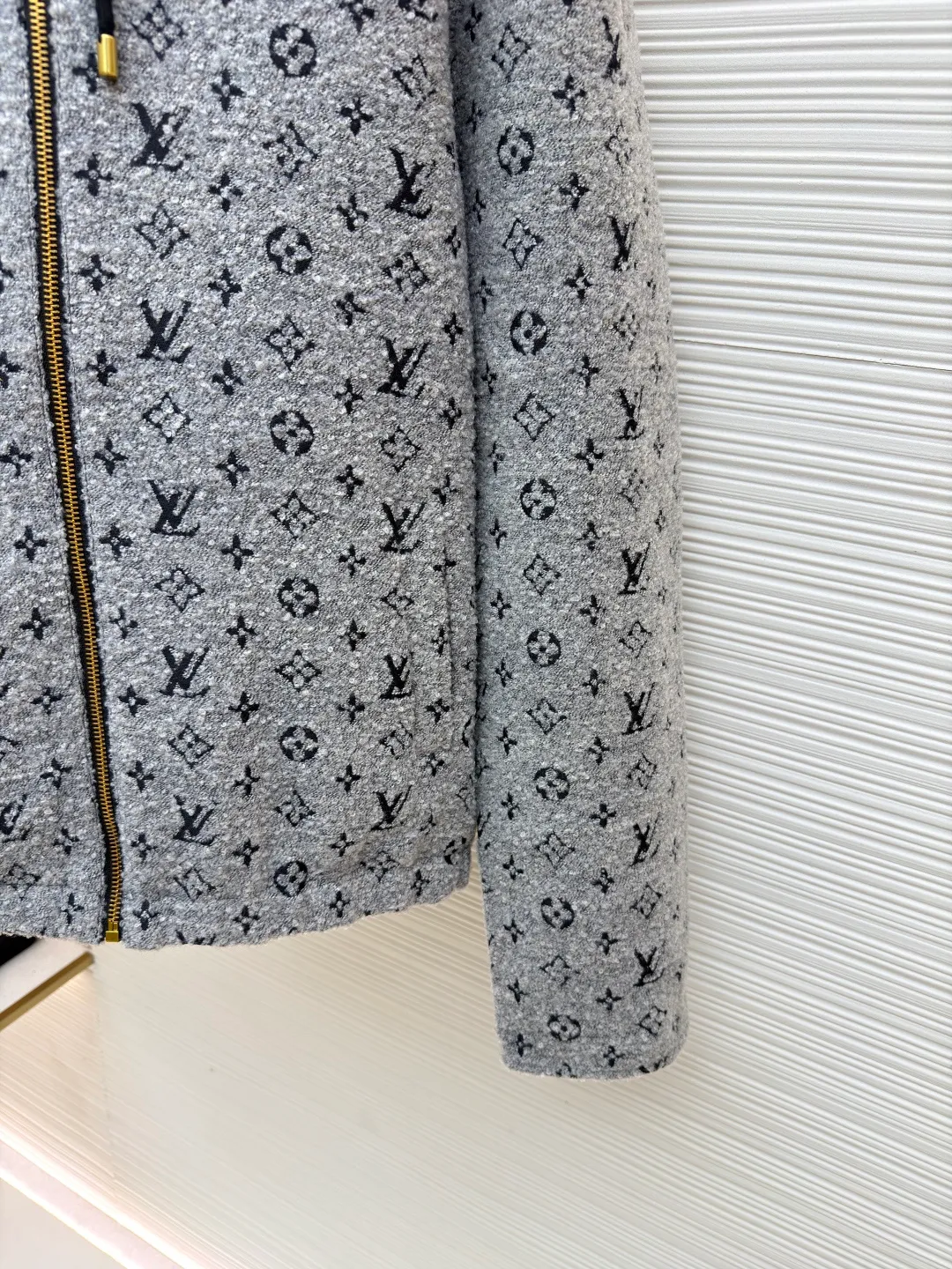 LOUIS VUITTON bouclé printed hooded zipper sweatshirt ●Original version: Purchased and developed by 36899 ●Item number: 1681759-C25 ●Fabric: cotton fabric ●Technology: Printing ●Color: gray ●Version: fitted version ●Weight: about 1325 grams ●Size: S-M-L-XL ●Description: Made of blended fleece fabric, treated with soft washing process, it feels soft and fluffy and has excellent warmth retention while avoiding pilling and deformation. The body of the garment is fully printed with the brand logo pattern, which is integrated through the jacquard weaving process. The pattern is clear and three-dimensional, not easy to fall off, and has both texture and recognition. The hooded design is equipped with drawstring details to suit different wear needs; the metal zipper opening and closing is both durable and decorative, and the zipper puller uses the brand's iconic metal parts to enhance sophistication. The fit is loosely cut, allowing you to wear it comfortably without restraint. The cuffs and hem are edged with the same fabric to ensure the stiffness of the fit. The stitching of the whole garment is neat and even, and the size is measured manually (an error of 1-3CM is normal). The craftsmanship balances the casual attributes and the brand's high-end style. It is a single item that has both practical wearability and style. The overall wiring is straight and delicate, the fabric is comfortable and soft, and the color is consistent without color difference. It can be matched with the same style to create a fashionable look and control various occasions. Customized accessories, complete with three standards, same style for men and women!